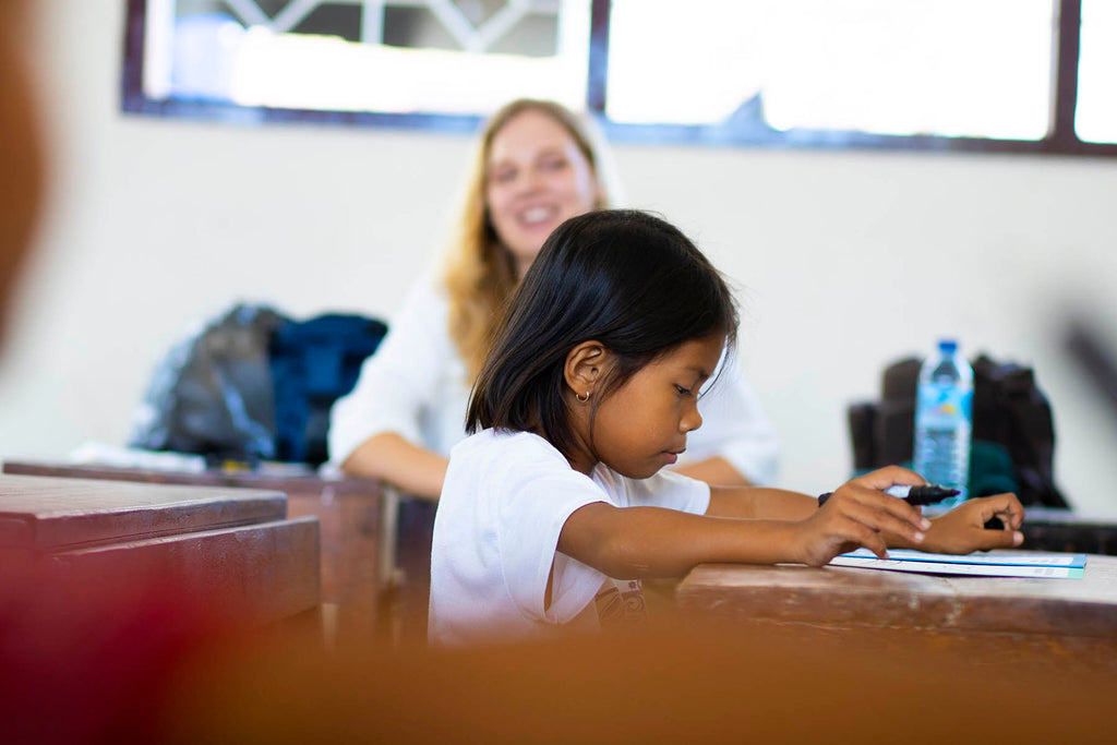 Our social designer Jip van de Beek during one of the drawing sessions with the kids of the SDN 4 Batu Putih school at Gili Asahan.